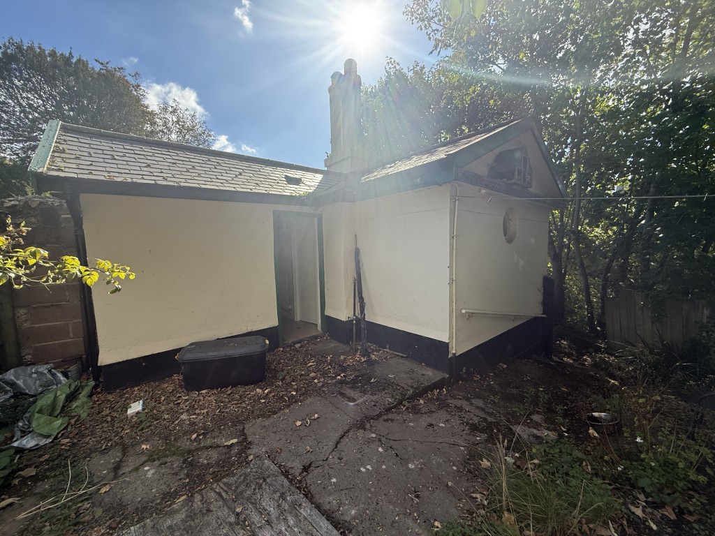 Lot: 120 - FORMER TOLL HOUSE WITH GARDEN - Garden and rear of property